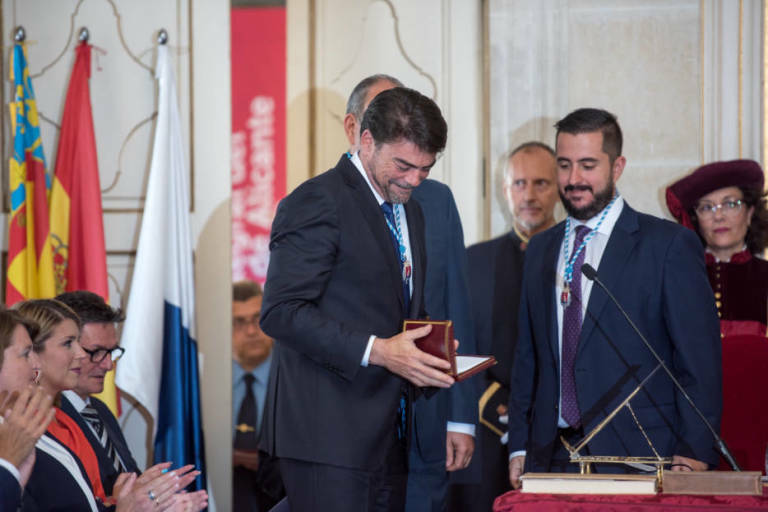  El alcalde de Alicante, Luis Barcala, en el pleno de investidura de 2019, ante la mirada del todavía portavoz de Vox, Mario Ortolá. Foto: RAFA MOLINA  - 