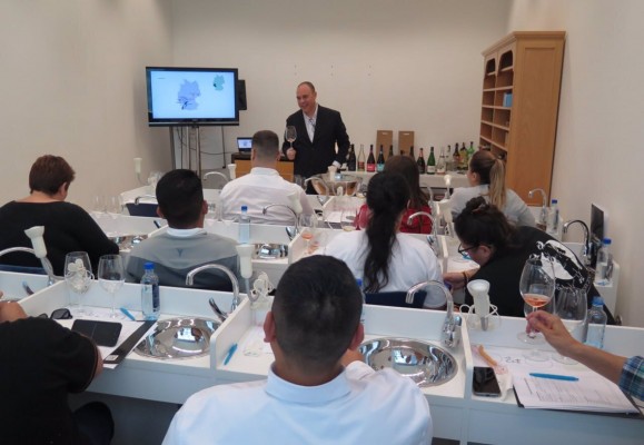 El sumiller Pedro Martínez dirige una cata de los principales vinos espumosos del mundo en el CCT