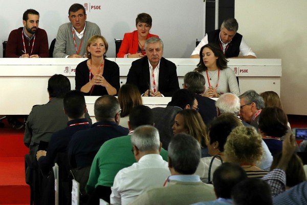 El PSOE decide abstenerse para que Rajoy pueda gobernar