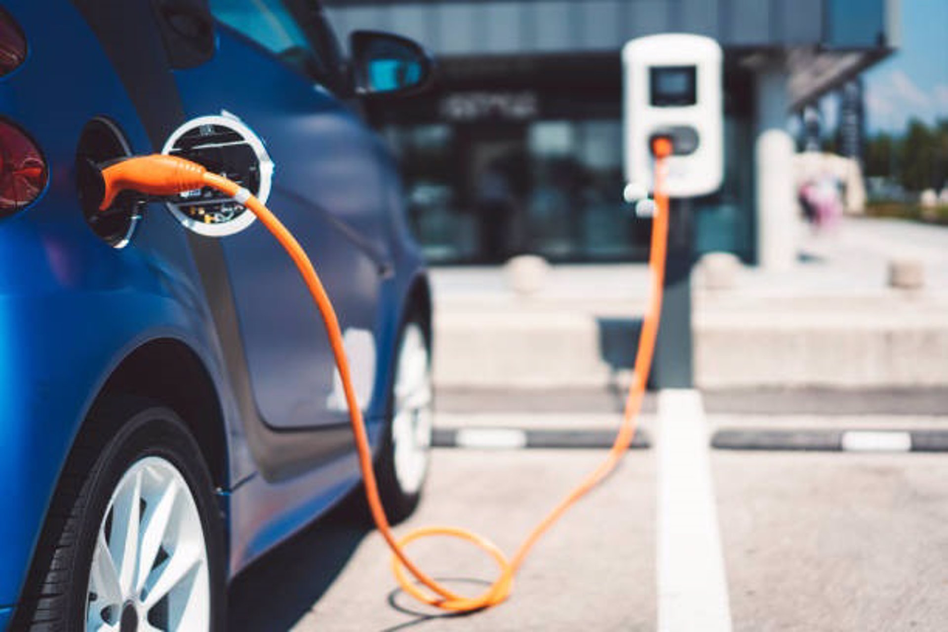 El Gobierno subvencionará la compra de automóviles 'seminuevos' eléctricos de hasta 12 meses