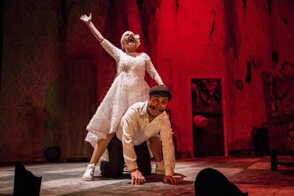 El Teatro Circo Apolo de El Algar acoge una adaptación de la ácida obra de Ionesco 'La Sumisión'
