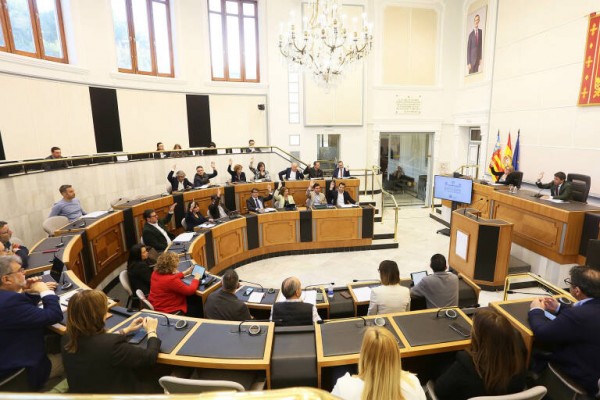 El PP recupera la mayoría en la Diputación de Alicante, en la que se estrenará Vox: faltará saber quién la presidirá