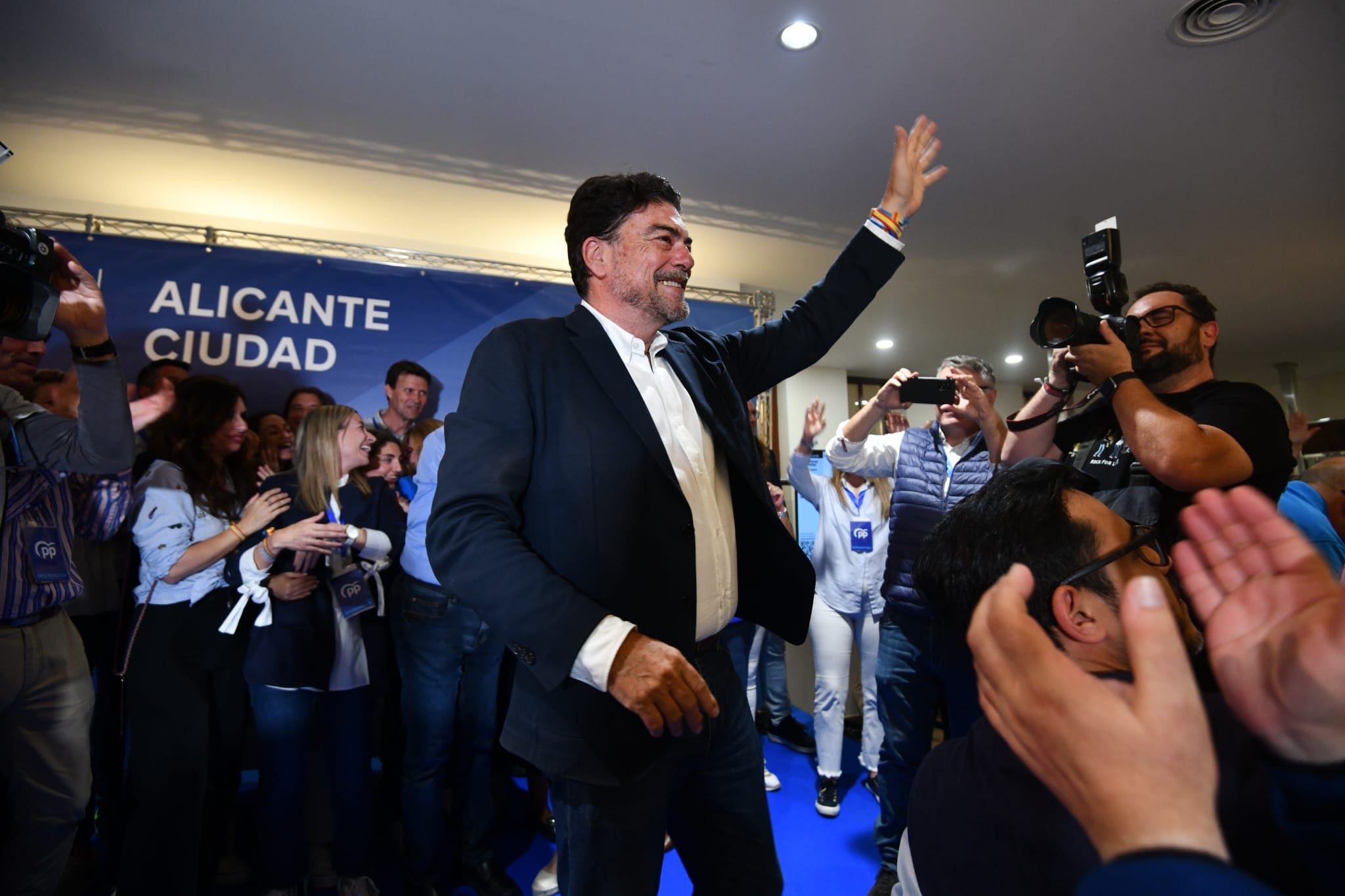 El candidato del PP a la Alcaldía de Alicante, Luis Barcala, en la celebración de los resultados. Foto: RAFA MOLINA - 