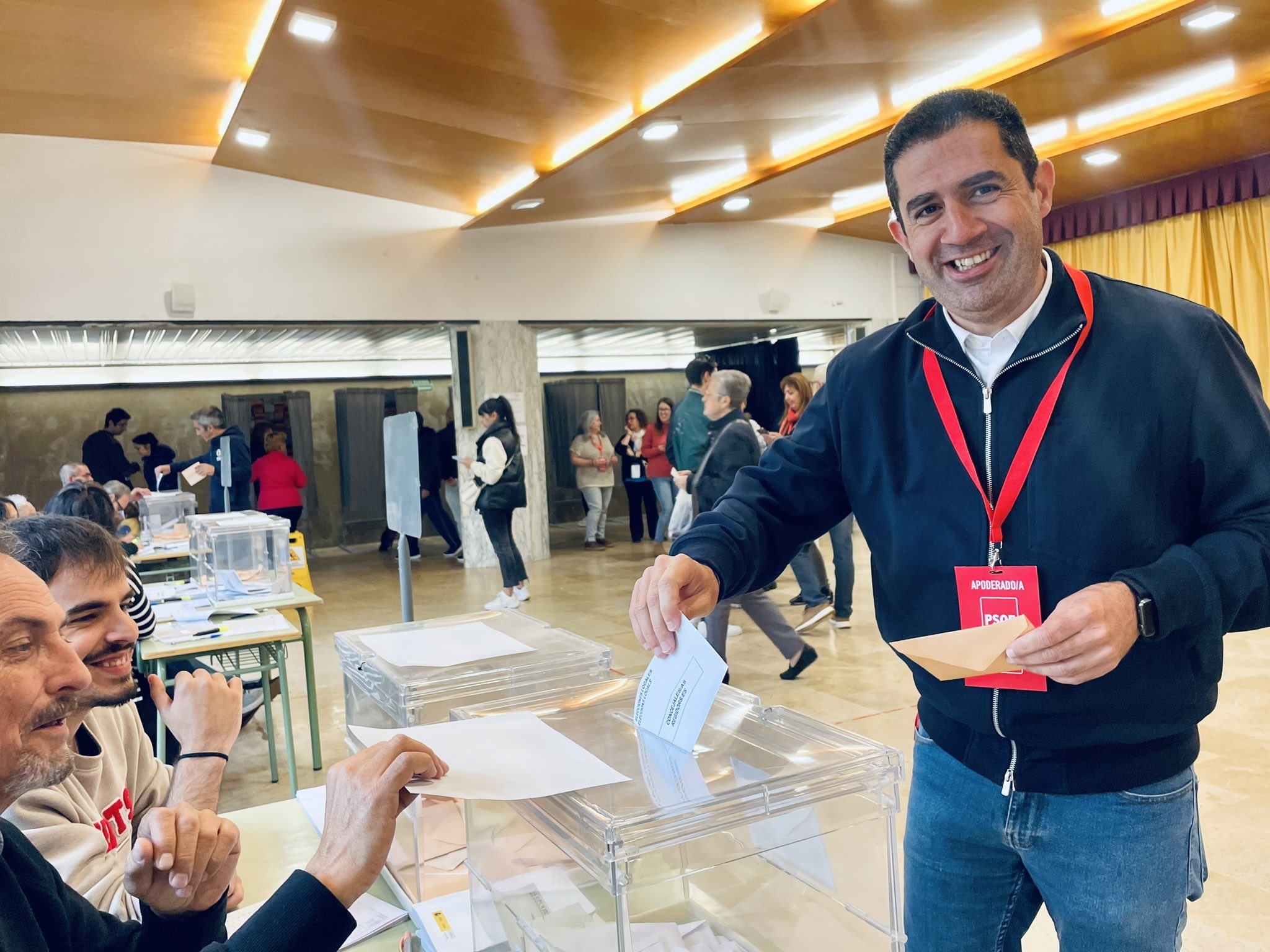 El alcalde de Alcoy, Toni Francés, al depositar su voto. - 