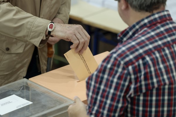 La participación en las elecciones autonómicas a las 14 h es del 43,69%, 0,55 puntos menos