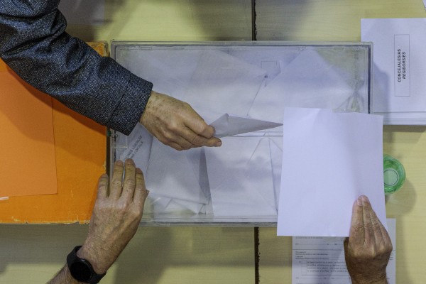  Ordenan sustituir las acreditaciones de apoderados de Vox por figurar la bandera de España