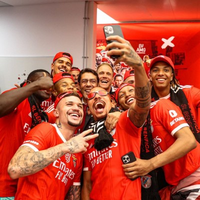 Las calles de Lisboa se visten de rojo para celebrar el triunfo del Benfica en la Liga lusa