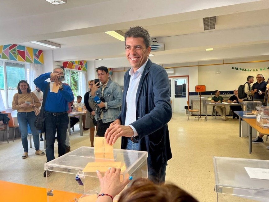 El presidente del PPCV y candidato a la Presidencia de la Generalitat Valenciana, Carlos Mazón, vota en Alicante. Foto: PPCV/ EP - 