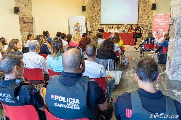 Los funcionarios de Cartagena se forman para mejorar su atención a las personas sin hogar