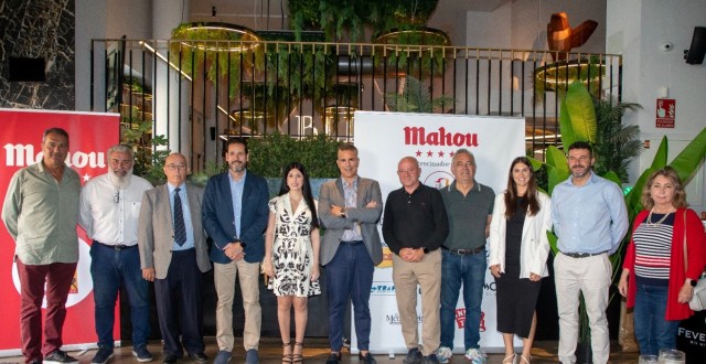 La hoguera La Cerámica celebró una comida con sus patrocinadores agradeciendo su colaboración