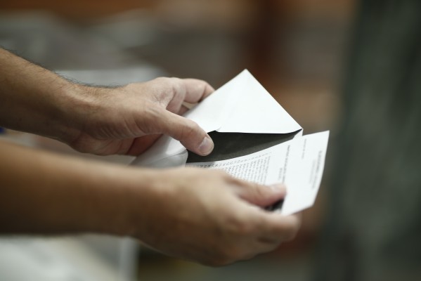 Acudir o no a las urnas: cómo la renta, el paro y la población influyen en la participación electoral