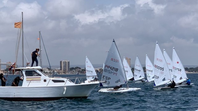 Carlos Martínez en ILCA 7 y Eduardo Fernández en ILCA 6 ya mandan en Santiago de la Ribera 