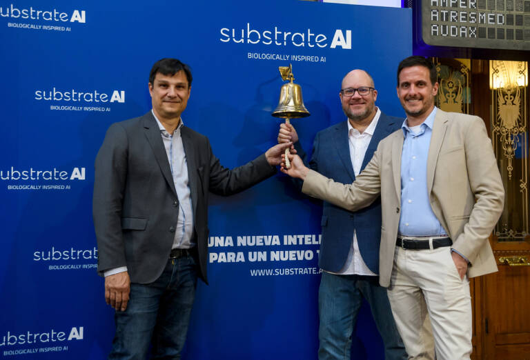    De izquierda a derecha: José Iván García (CEO), Bren Worth (CTO) y Lorenzo Serratosa (presidente). Foto: BME    - 