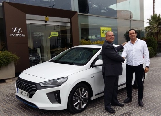 Hyundai Autiber entrega el primer Ioniq matriculado en España