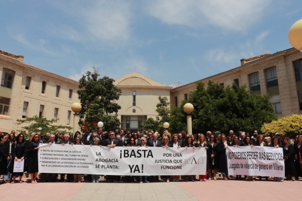Más de 200 abogados se concentran en Alicante para reclamar mejoras en la Justicia