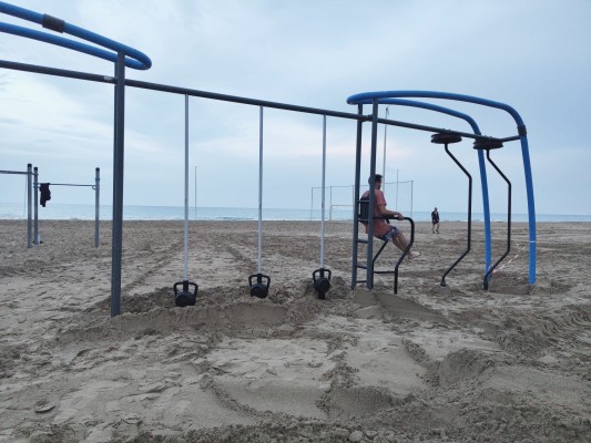 Alicante renueva aparatos en las zonas deportivas sobre la arena de la Playa de San Juan