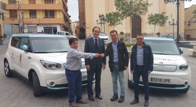 KIA Mercamoto entrega dos KIA Soul eléctricos al Ajuntament de Riba-roja