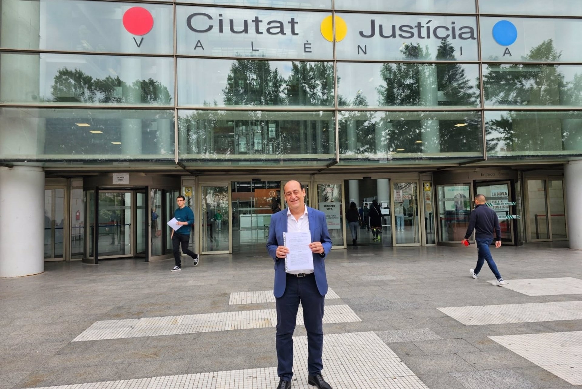 El concejal de Vox en el Ayuntamiento de València Vicente Montañez en la Ciudad de la Justicia. Foto: VICENTE MONTAÑEZ  - 