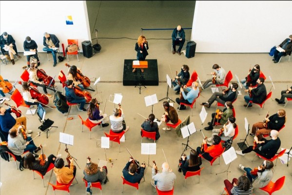La Orquesta Filarmónica Martí i Soler ensaya al aire libre en La Marina 