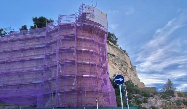 Dénia saca a la luz el Portal dels Reis del castillo y recupera las almenas del Verger Baix frente al mar

