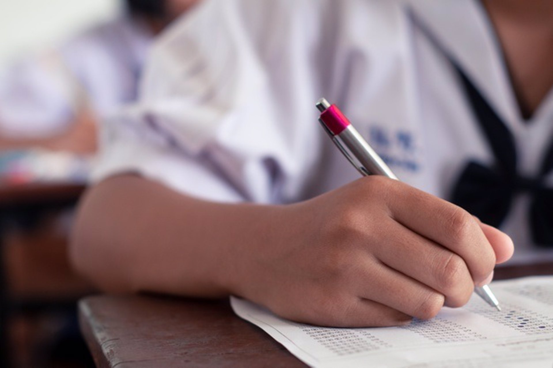 La beca para jóvenes que deseen preparar oposiciones aumenta a 700 euros y la edad a los 35 años