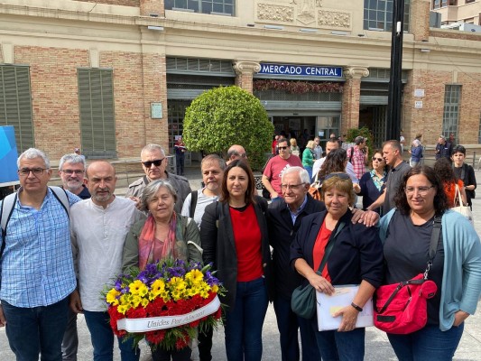 Alicante conmemora el bombardeo del Mercado Central con una ofrenda de flores