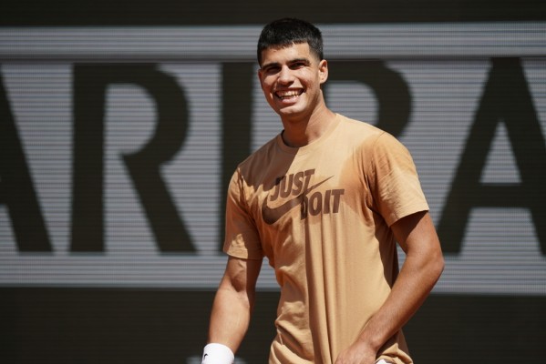 Alcaraz gana por goleada a sus principales rivales en Roland Garros