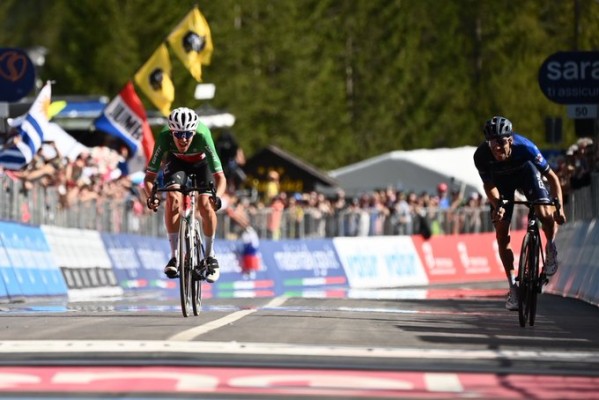 Zana gana el pulso a Pinot en Palafavera; Thomas mantiene la maglia rosa y cede Almeida
