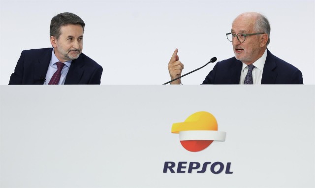 Los accionistas de Repsol avalan la continuidad de Brufau e Imaz al frente de la petrolera