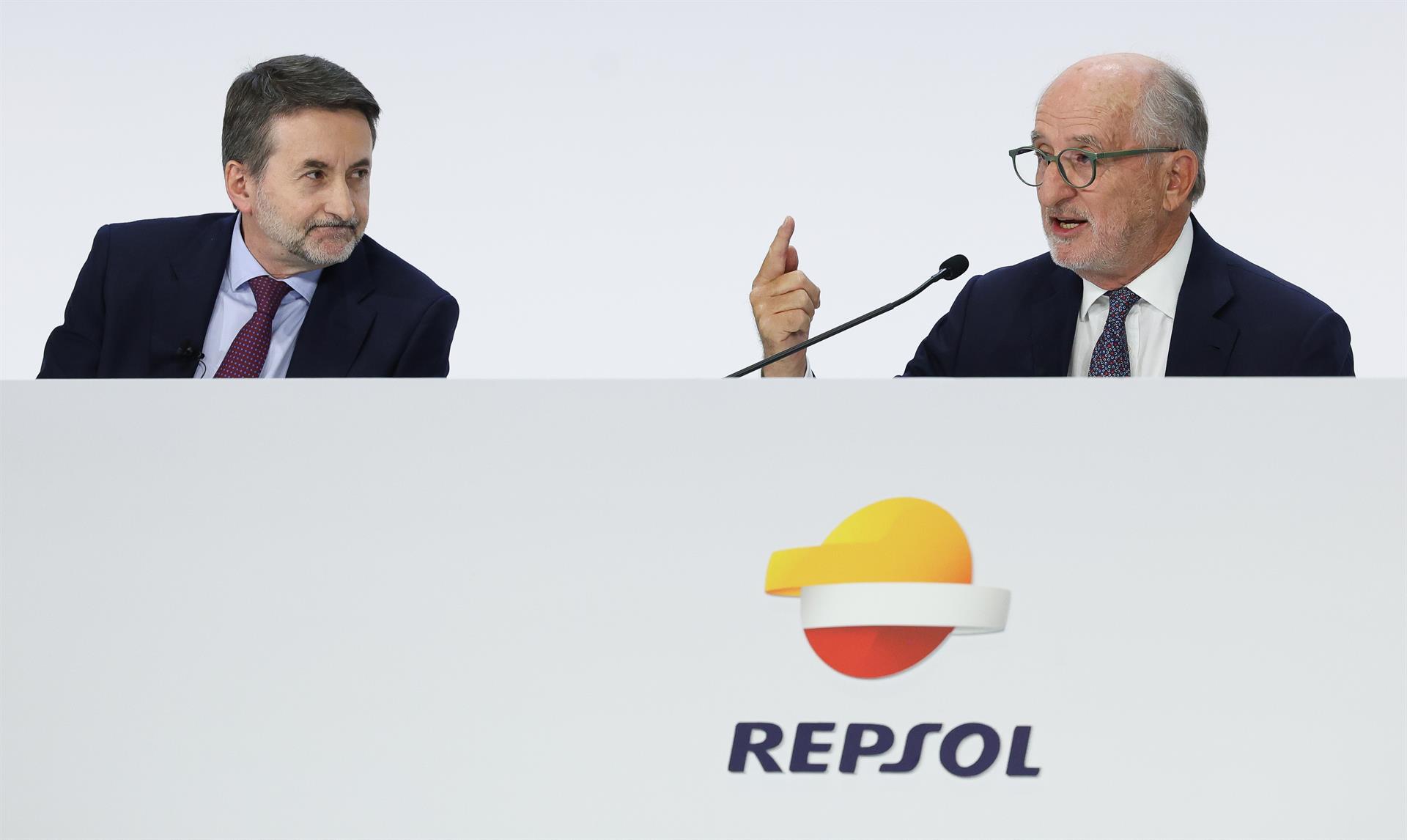 Los accionistas de Repsol avalan la continuidad de Brufau e Imaz al frente de la petrolera