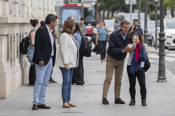 Feijóo se compromete con la financiación, los trasvases y las infraestructuras ferroviarias 