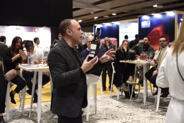 El sumiller Pedro Martínez conduce un curso sobre vinos del mundo para profesionales