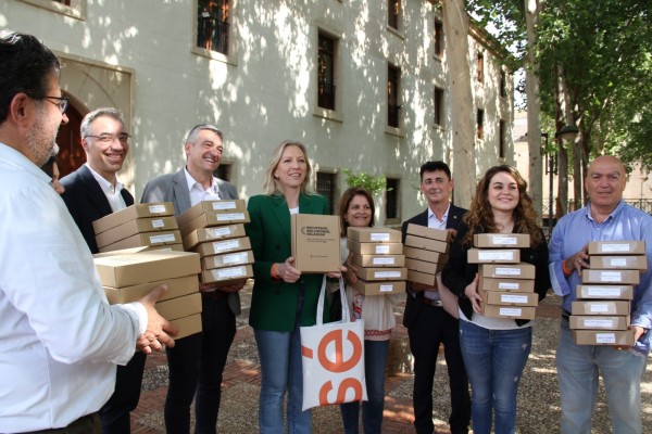 Cs reutiliza la lona anticorrupción y la convierte en objetos que simbolizan los problemas de los jóvenes