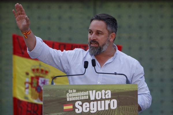 Abascal arropa a Robledillo en Alicante y acusa a PP y PSOE de buscar el 