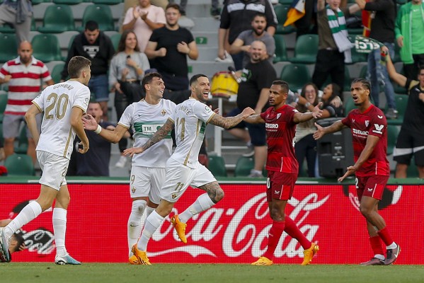 Elche y Sevilla empatan tras una primera parte marcada por la expulsión de Gueye