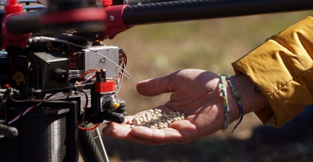 Los drones de CO2 Revolution permiten dispensar hasta 450.000 semillas por día para reforestar bosques
