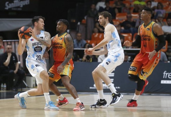 El Breogán doblega a un mal Valencia Basket, que va a los cuartos por la derrota del UCAM