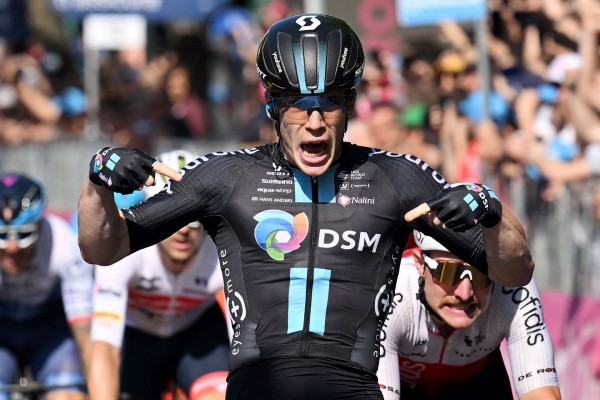 Dainese se lleva un apretadísimo esprint en la etapa 17 del Giro decidido por 'photo finish'