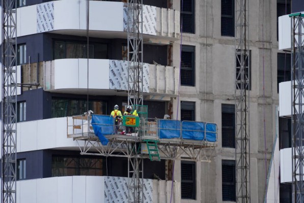 El freno en la construcción europea por la subida de tipos suma incertidumbre a la crisis del azulejo 