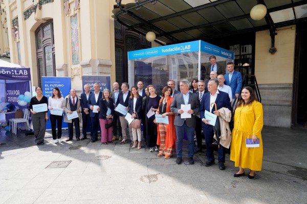 Una gran urna de Fundación Lab pide que el futuro de la Comunitat se construya con innovación