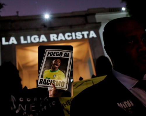 Manifestantes protestan por el racismo contra Vinicius frente al Consulado de España en Sao Paulo