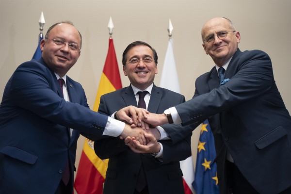 Rumanía, Polonia y España acuerdan acercar posturas en la UE y la OTAN y mantener el apoyo a Ucrania
