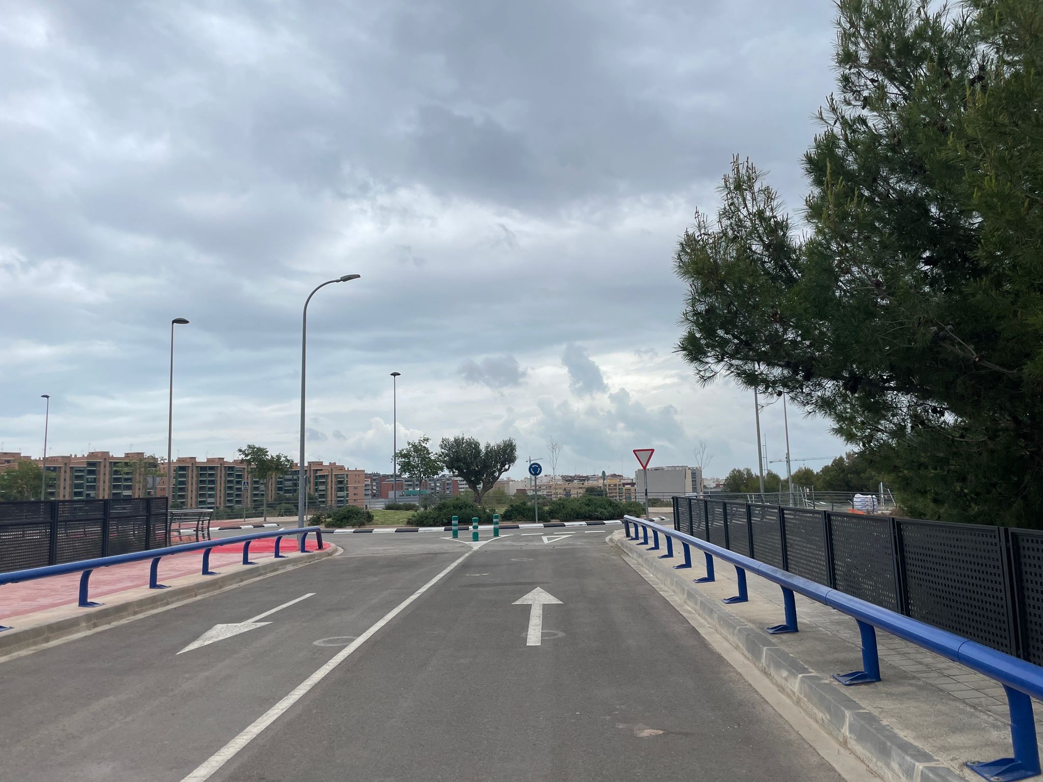 El puente adecuado sobre la CV-31 que une el barrio de Mas del Rosari-La Coma con Parc Científic y Bolavar. Foto: Ajuntament de Paterna  - 