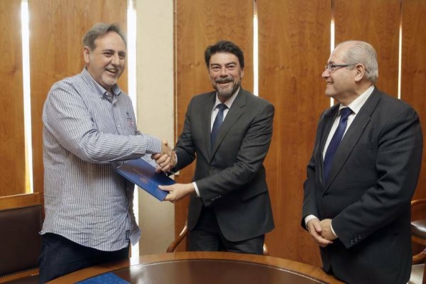 La jueza imputa al exedil Jiménez y al concejal González por los contratos menores de Alicante