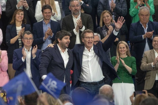 Feijóo vuelve a Murcia: secundará a López Miras y Ballesta en la Plaza del Cardenal Belluga