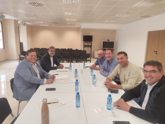 Los regantes de Agost exponen a la Conselleria su preocupación por las plantas fotovoltaicas