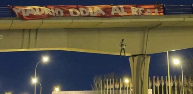 Cuatro detenidos por el muñeco de Vinicius que fue colgado de un puente en Madrid

