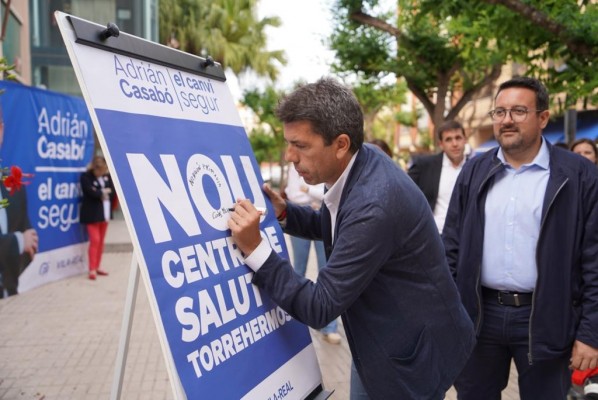 Mazón arropa a Casabó y apuesta por la educación y la sanidad para mejorar Vila-real