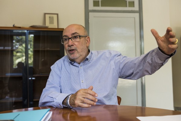 El conseller de Transparencia suspende su agenda tras romperse el brazo en una caída