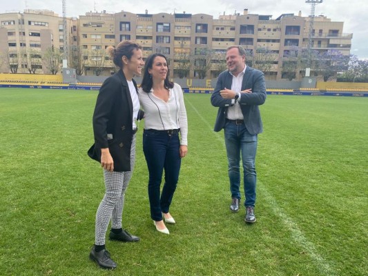 Gracia anuncia, en plena campaña, mejoras para el campo de fútbol por más de 113.000 euros